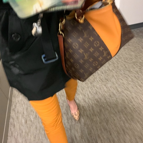Louis Vuitton V Tote Monogram Canvas and Saffron Leather MM - Picture 2 of 16